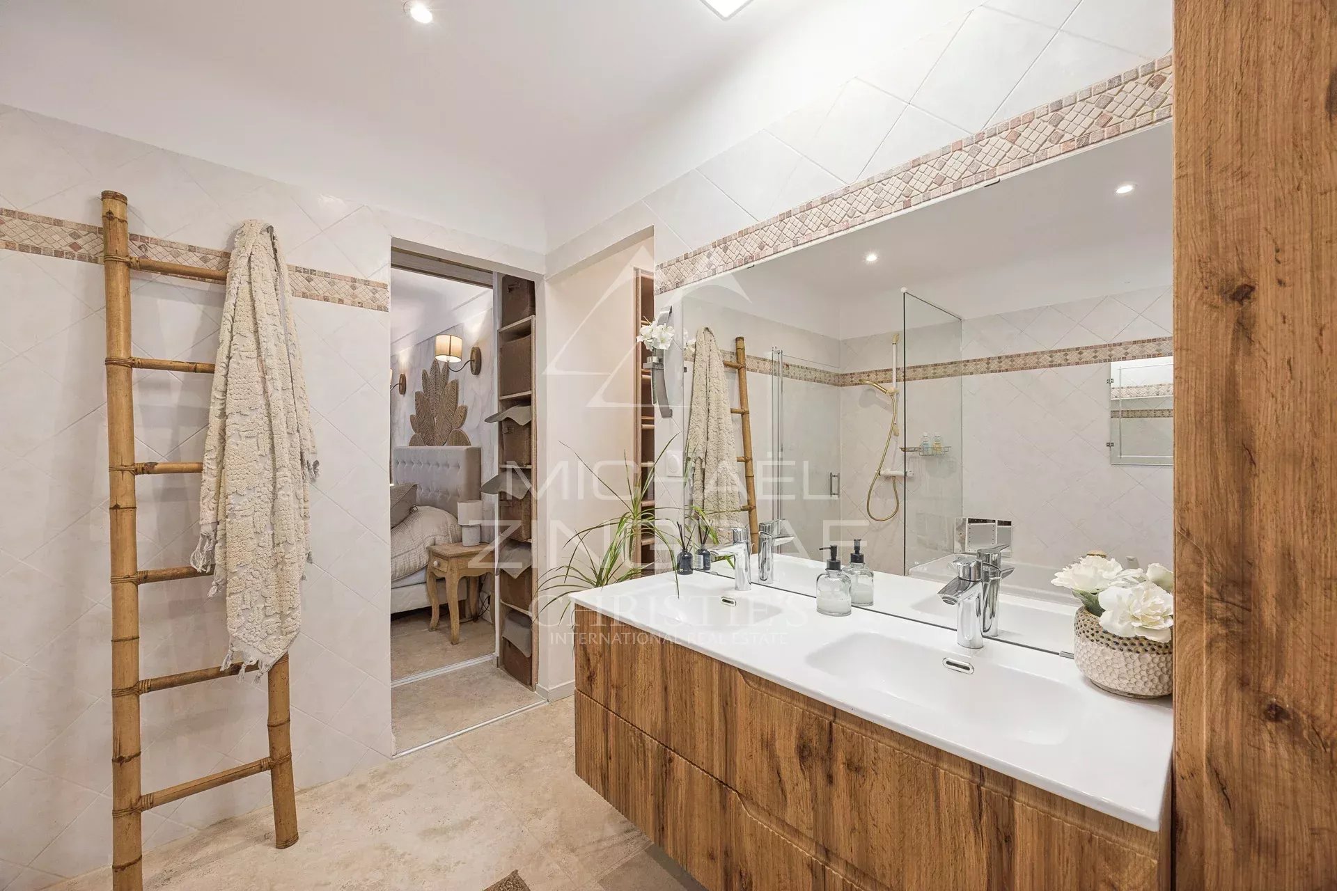 Roquefort-les-Pins – Elegant family property in the heart of a sought-after residential area