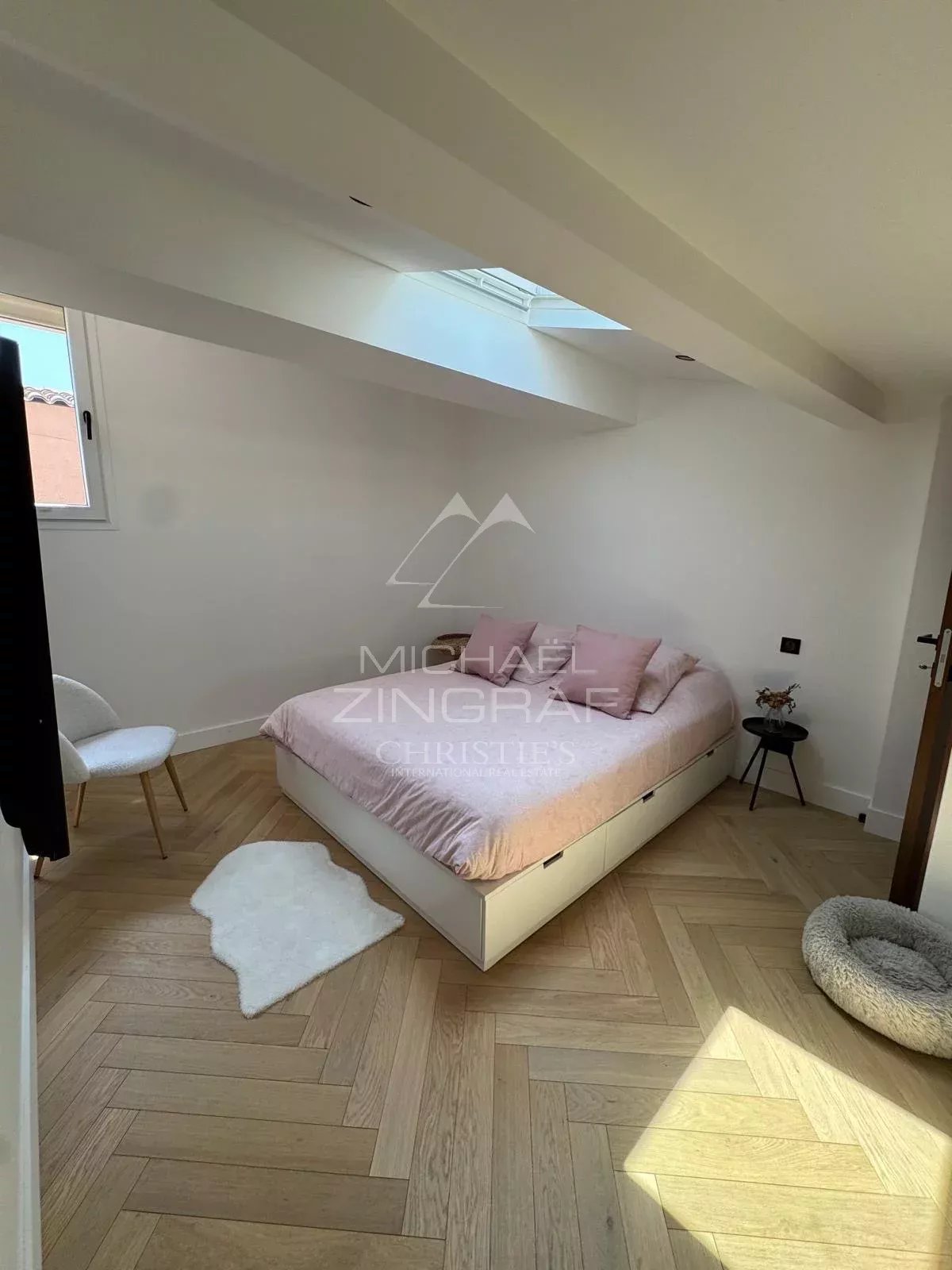 Antibes Vieille Ville – Duplex d’Exception en Dernier Étage