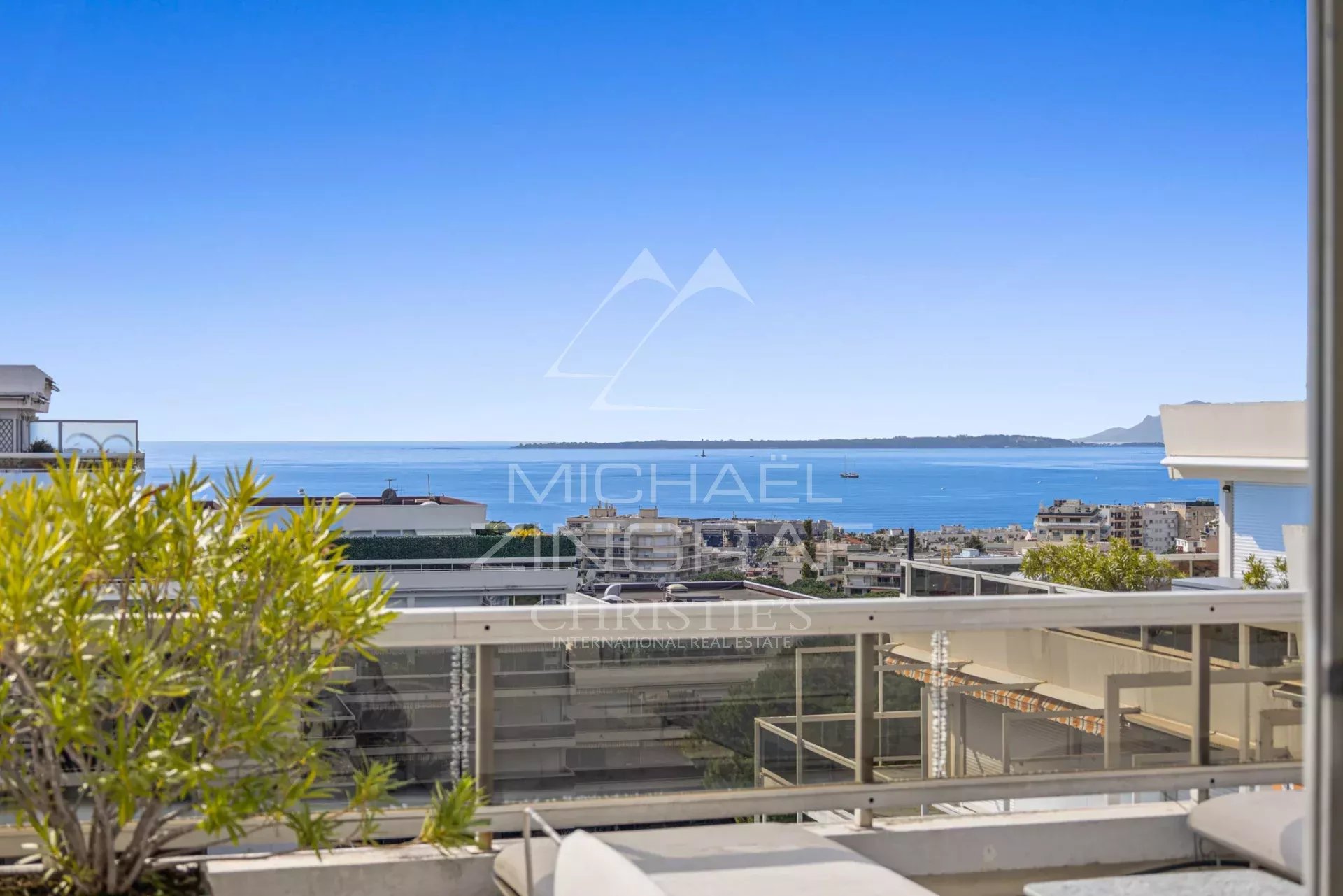 JUAN-LES-PINS – Rostagne : Villa sur le toit avec vue mer panoramique