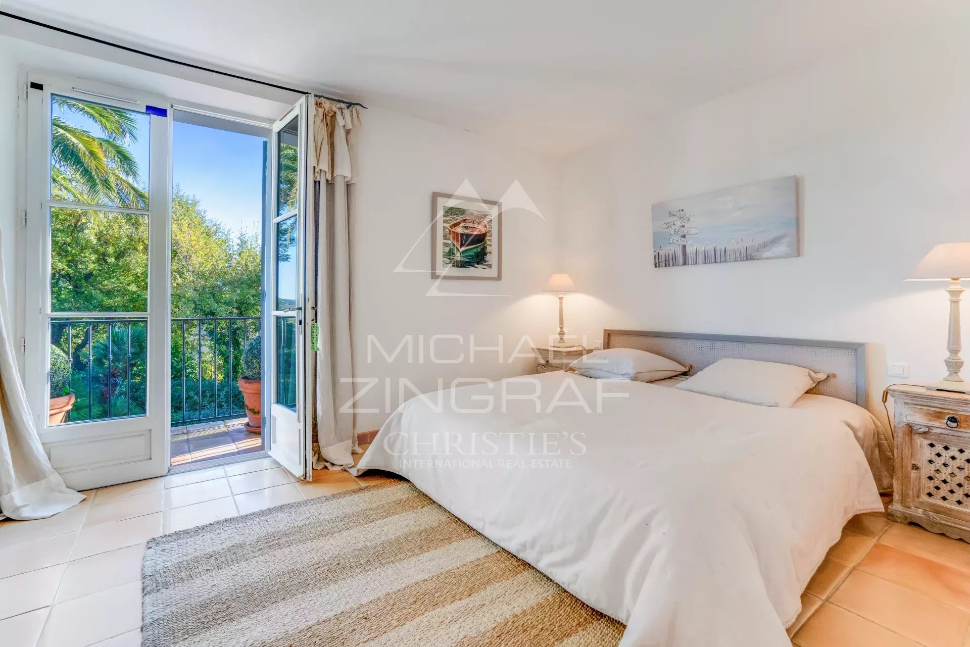 À deux pas de la Place des Lices – Élégante propriété dans un domaine privé recherché