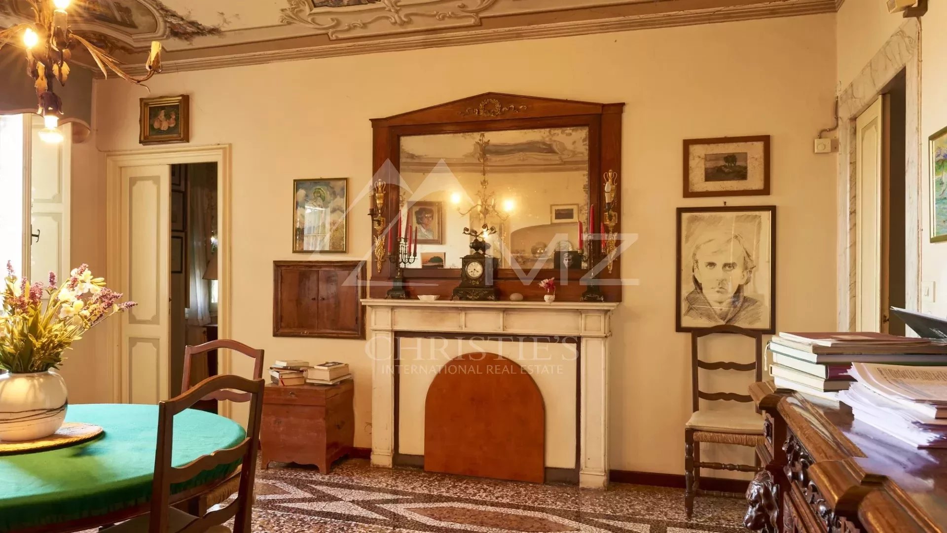 Historic villa of wide square footage with private park and sea view
