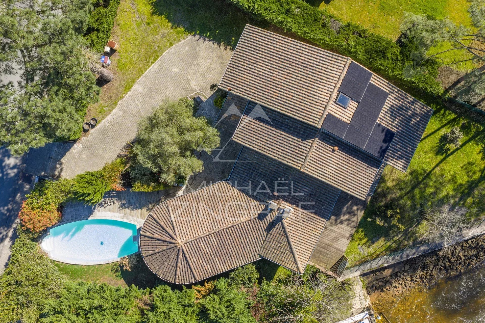 Une villa d'architecte dans un décor authentique au Port de la Hume