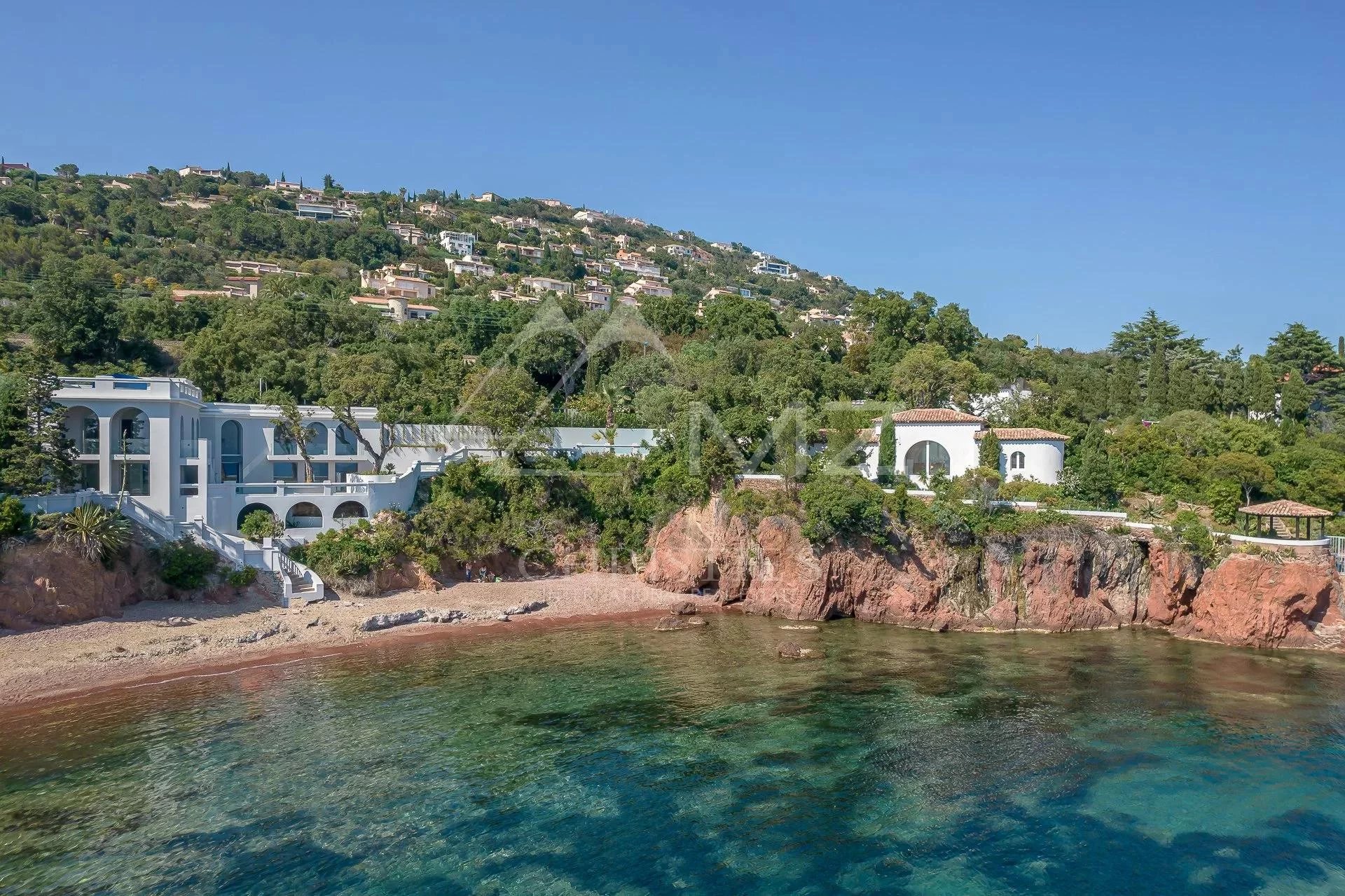Proche Cannes - Villa pieds dans l'eau