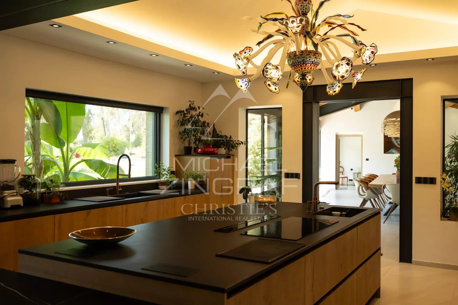 Außergewöhnliches Anwesen in der Nähe von L’Isle-sur-la-Sorgue, inmitten eines 15 Hektar großen, umzäunten Parks mit Baumbestand