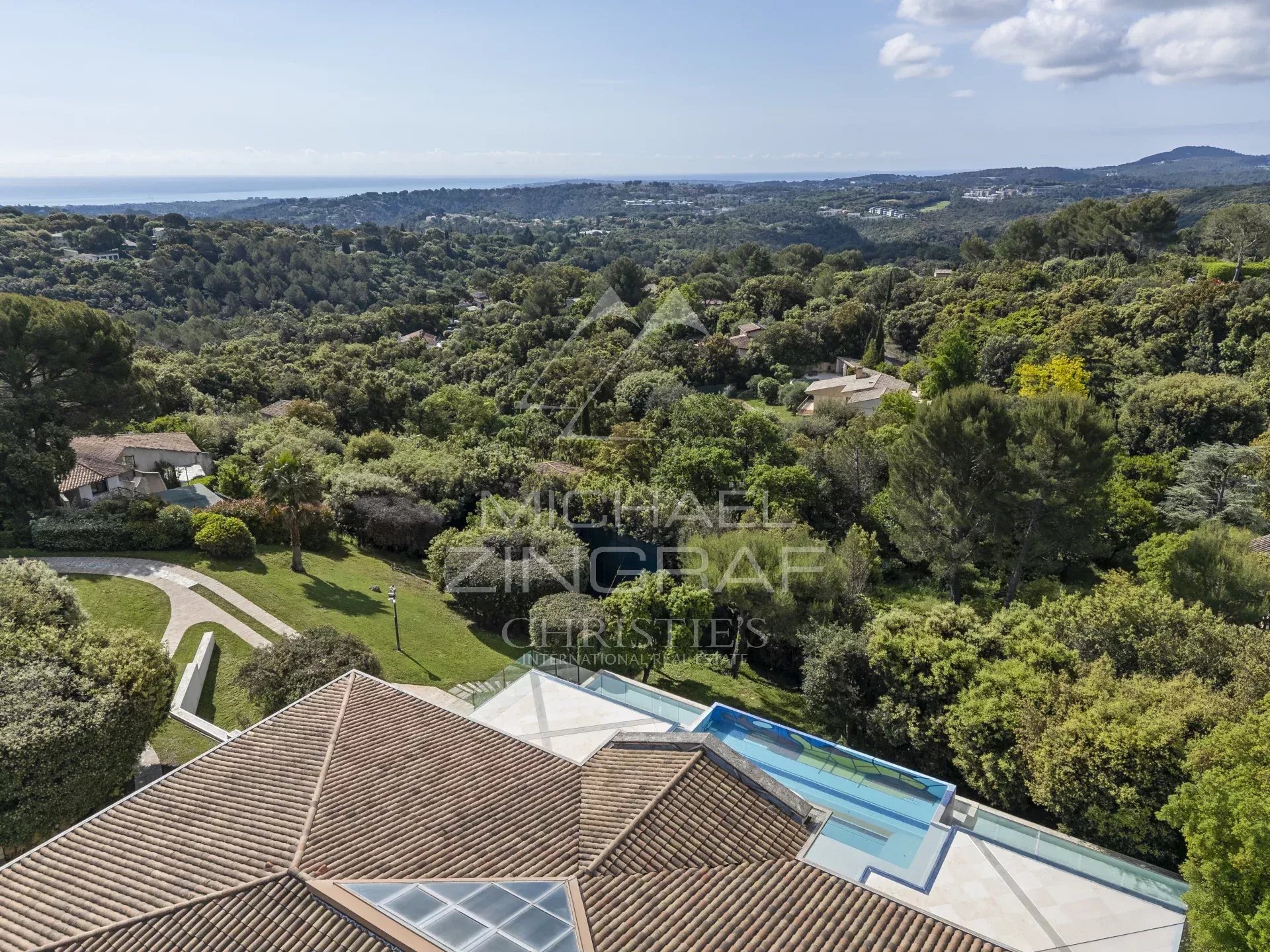 Biot : Propriété unique de plus de 1 300m² avec vue mer