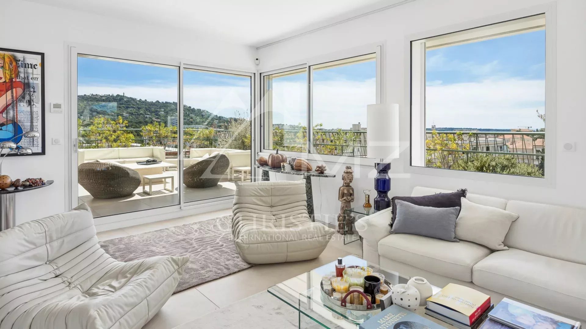 SOLE AGENT: 15 minutes walk from the city center, discover this exceptional roof villa