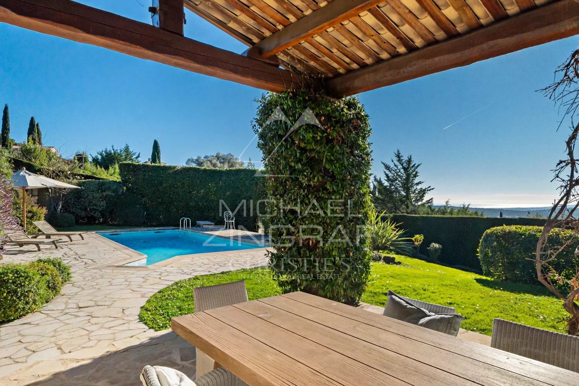 Panoramablick auf Meer und Berge