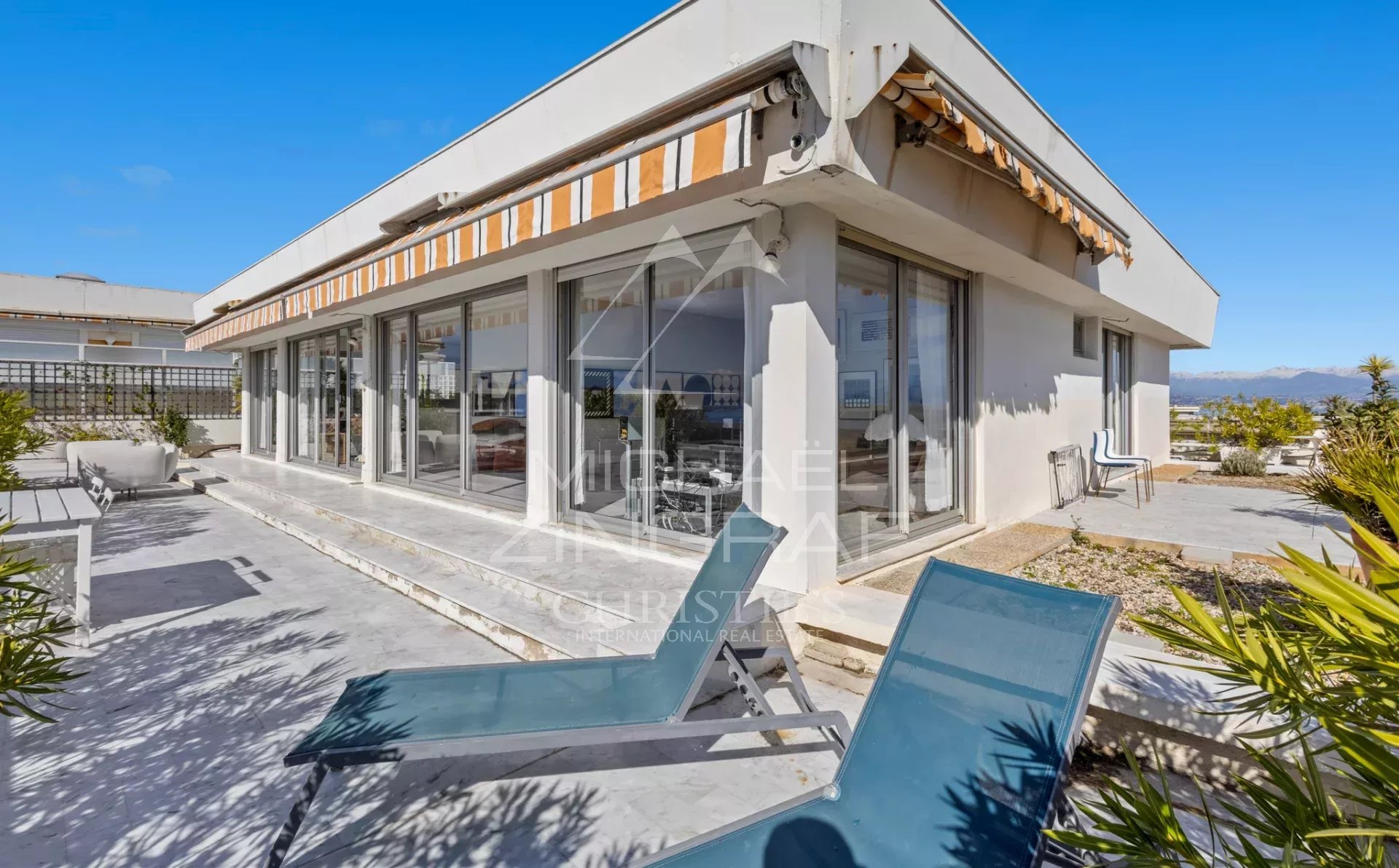 JUAN-LES-PINS – Rostagne : Villa sur le toit avec vue mer panoramique