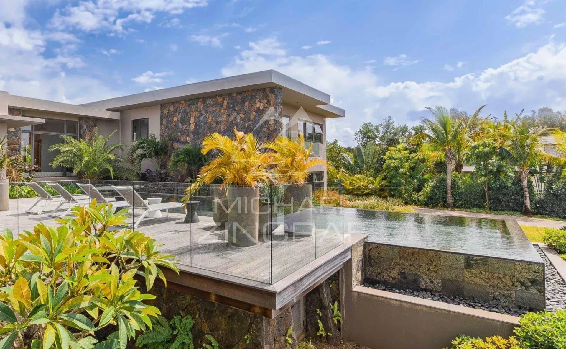 Villa de luxe avec vue sur la mer dans un domaine de golf prestigieux