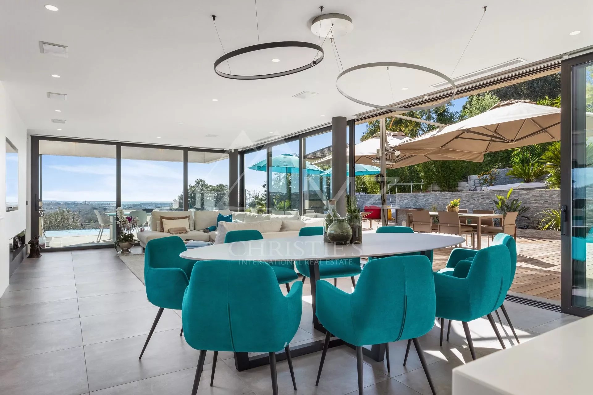 Nahe Cannes - Moderne Villa mit Meerblick
