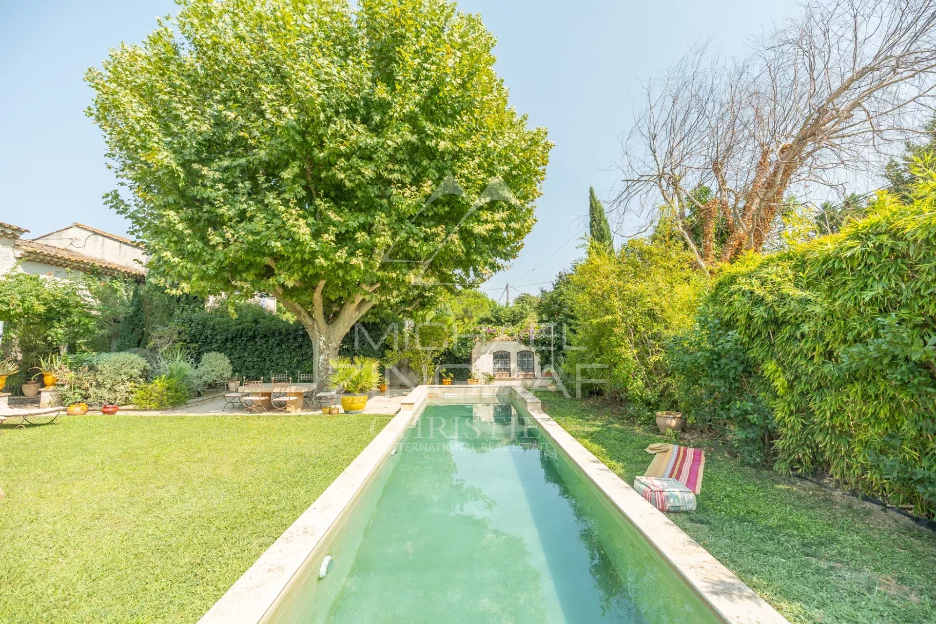 Mas provençal, entre Alpilles et Arles