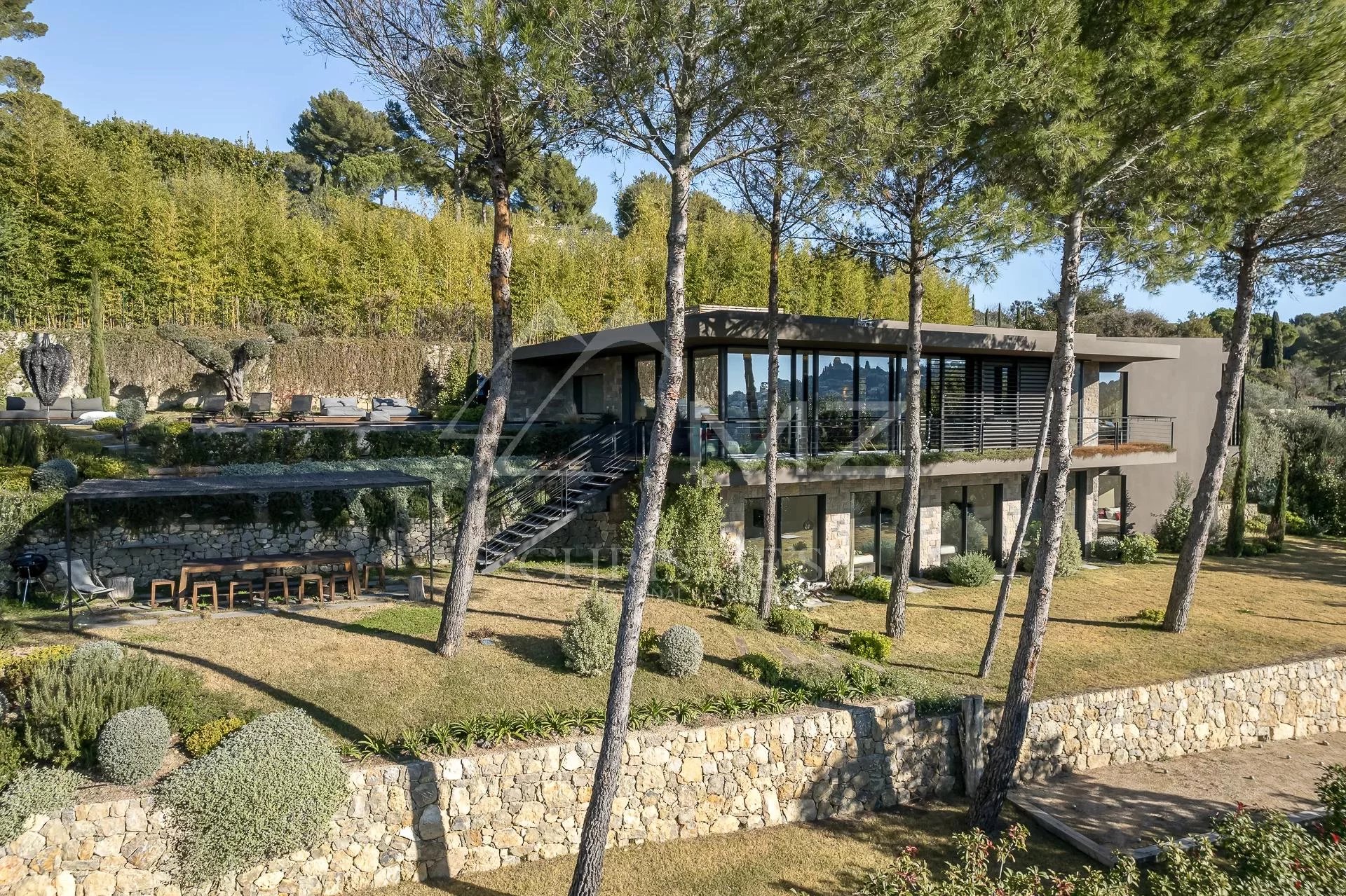 MOUGINS - CONTEMPORARY VILLA WITH PANORAMIC VIEW