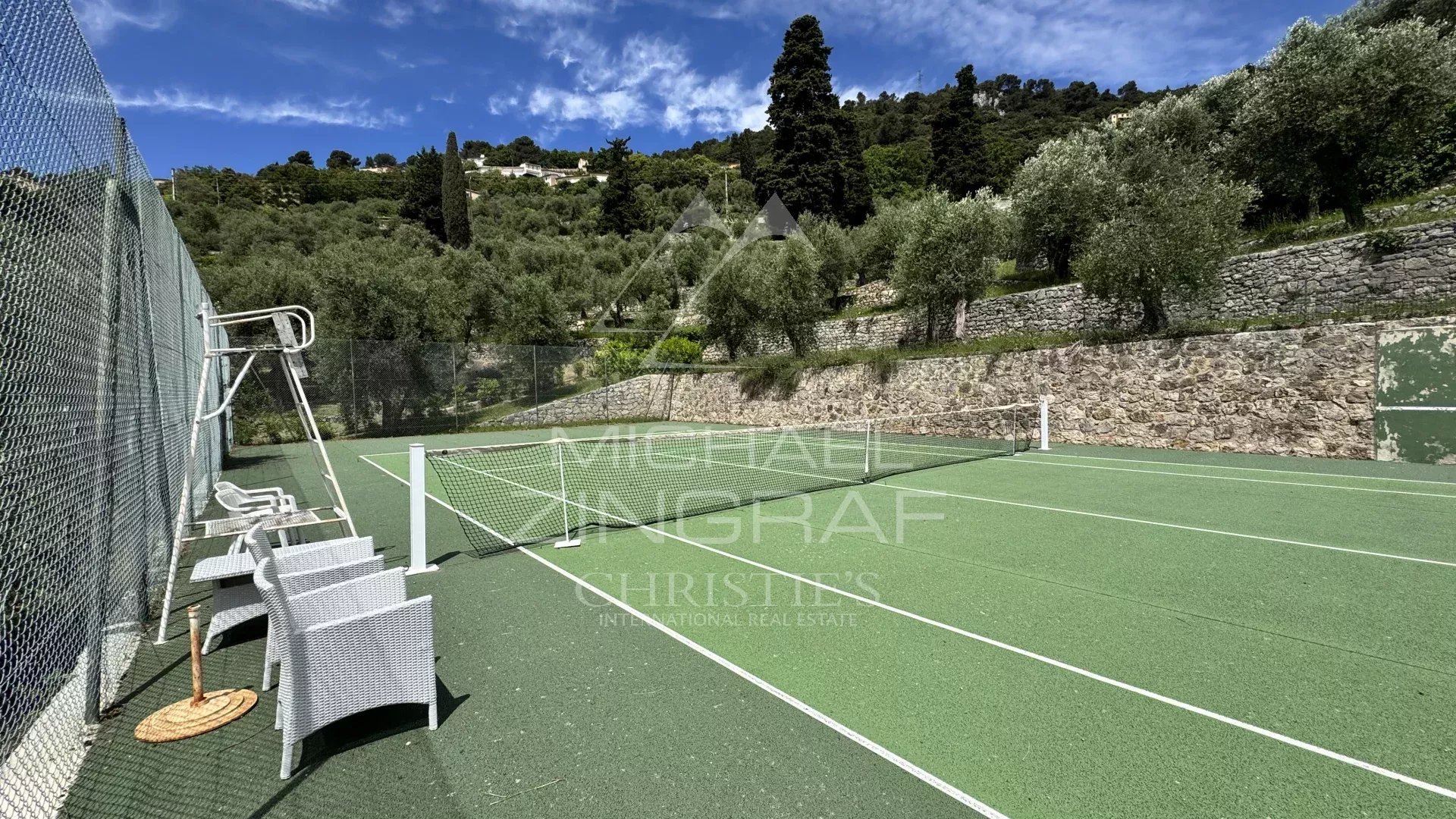 Domaine vue mer et lac, oliveraie , tennis avec villa  principale et pavillon d'hôtes.