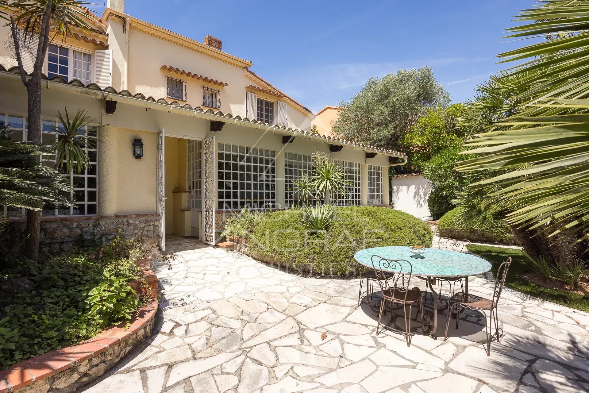 Cap d’Antibes – Élégante villa au calme absolu, à quelques pas des plages de la Garoupe