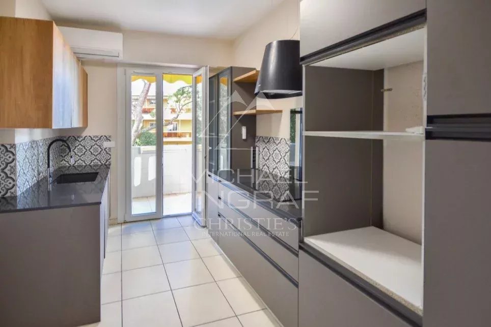 Renovierungsbedürftige Wohnung – 3 Zimmer – 93 m² – Gesicherte Wohnanlage, in Meeresnähe