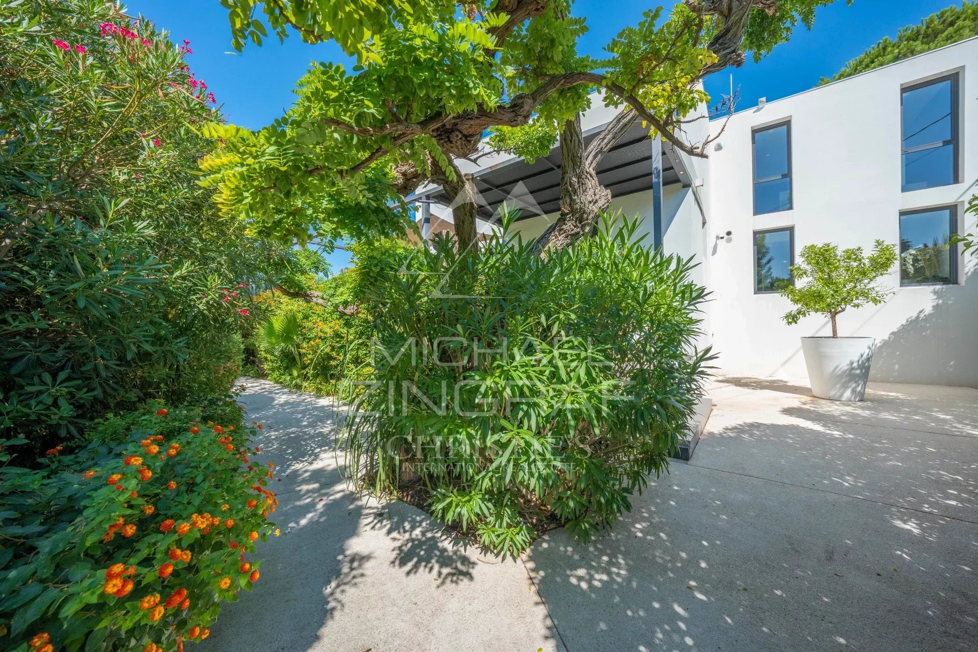 Domaine exclusif - belle villa contemporaine proche de la plage