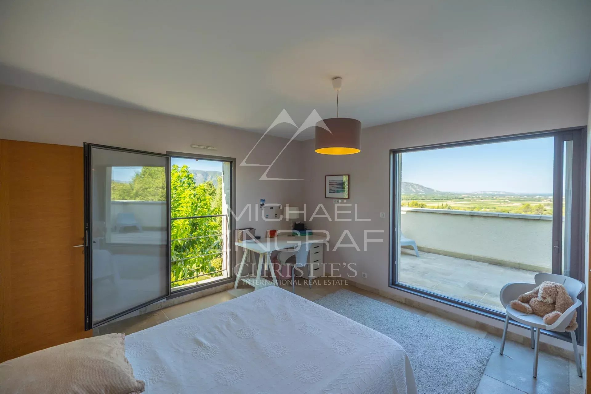 Panoramic views, Provençal elegance, and contemporary comfort with a swimming pool