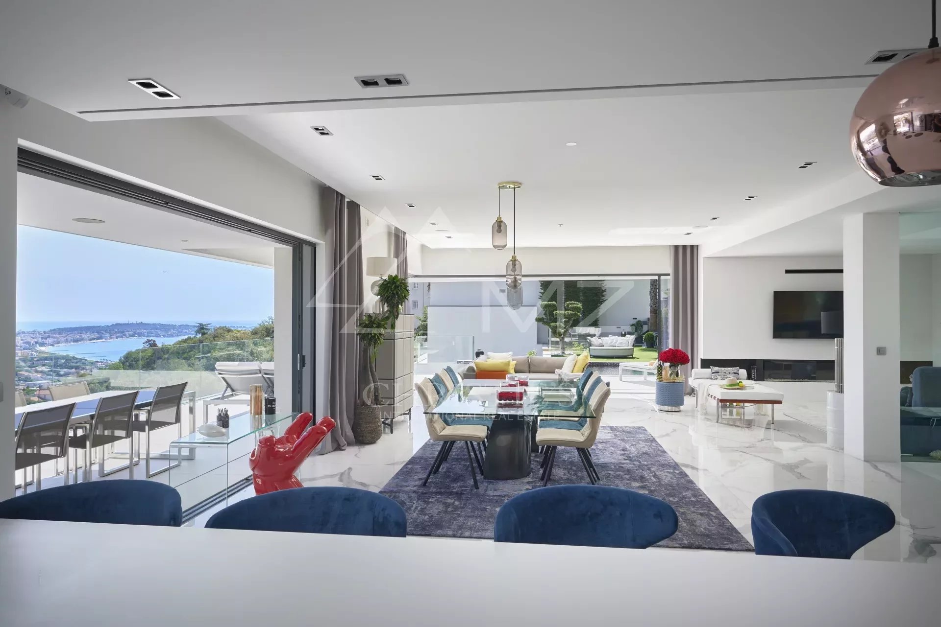 Super Cannes – villa d’architecte récente – vue mer panoramique