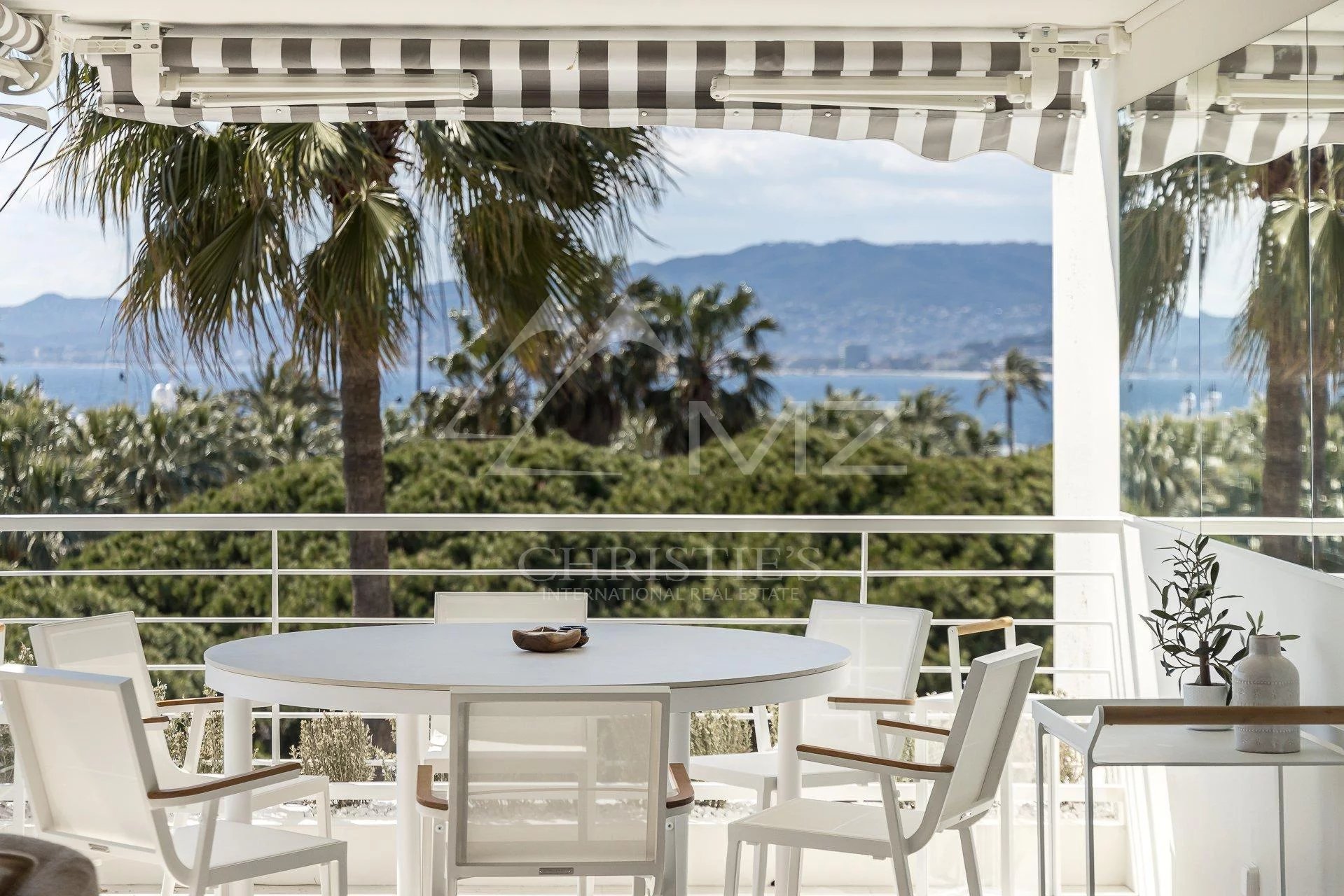 Cannes Croisette - Palm Beach - 4p fully renovated - Panoramic sea view.