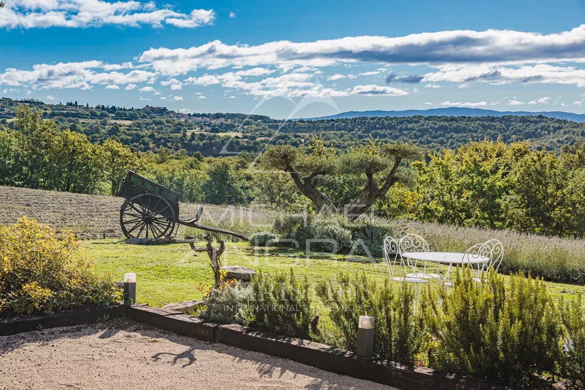 Murs – Élégante Bastide avec Vue Panoramique sur le Luberon