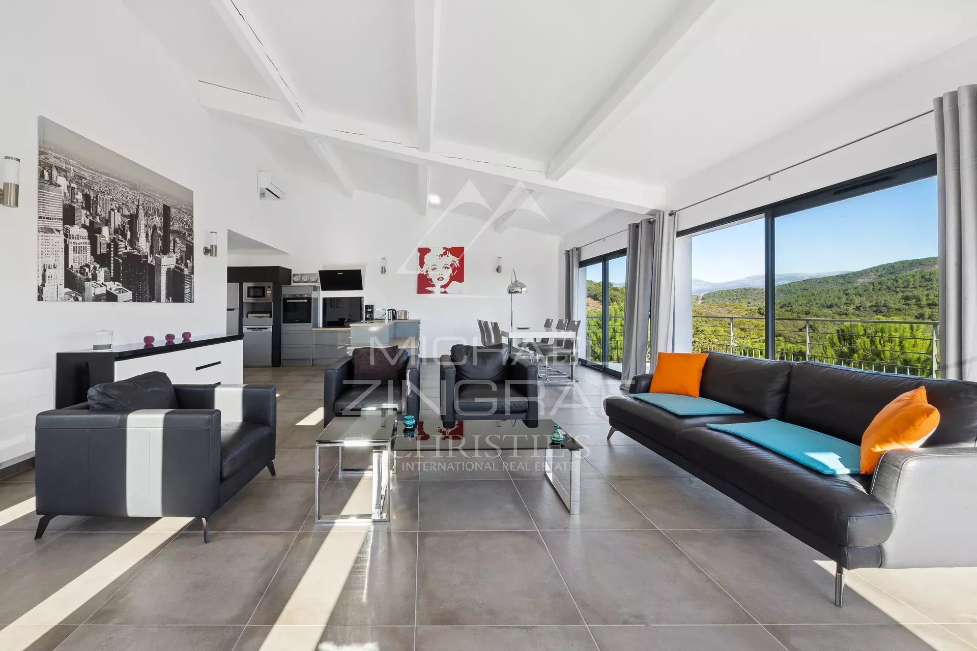 CONTEMPORARY PROPERTY IN THE HEART OF A PRIVATE ESTATE