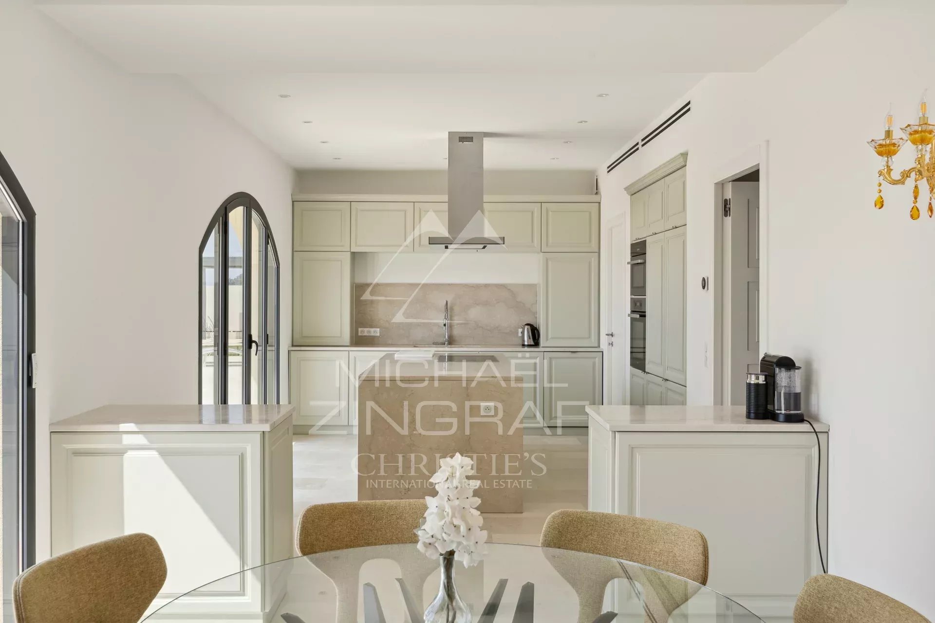 Villa au style épuré sur les balcons de la Riviera
