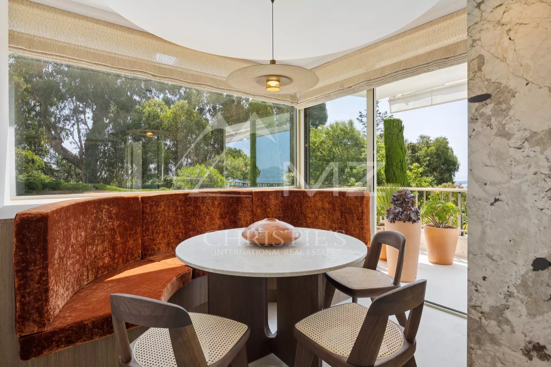 Exceptional apartment with sumptuous amenities