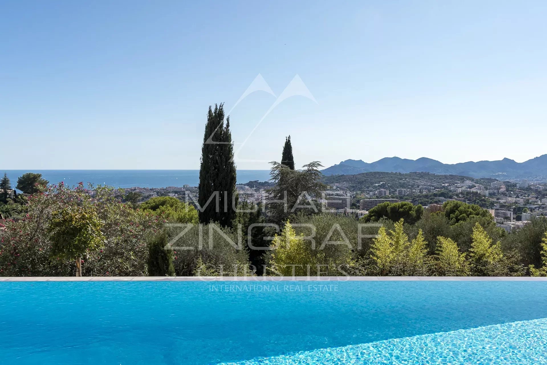 Villa contemporaine avec vue panoramique sur les collines et la mer