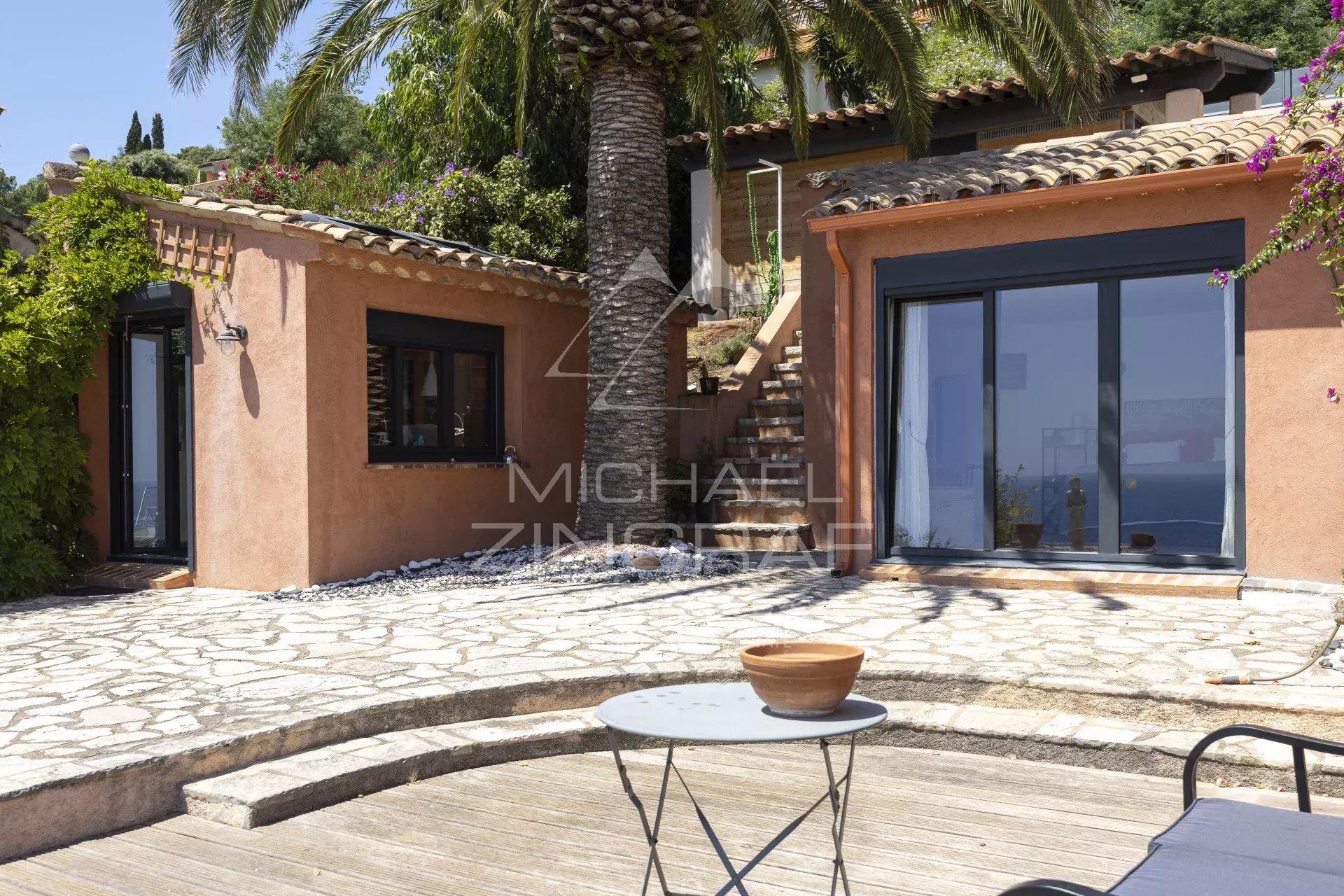 PROPRIÉTÉ RÉNOVÉE AVEC VUE MER IMPRENABLE