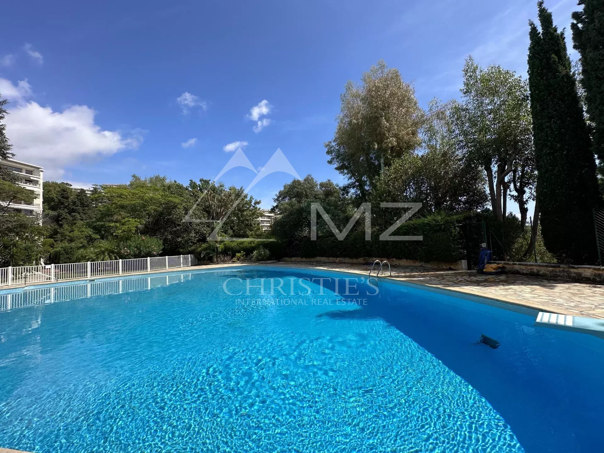 Hervorragende 4-Zimmer-Wohnung in einer prestigeträchtigen Residenz