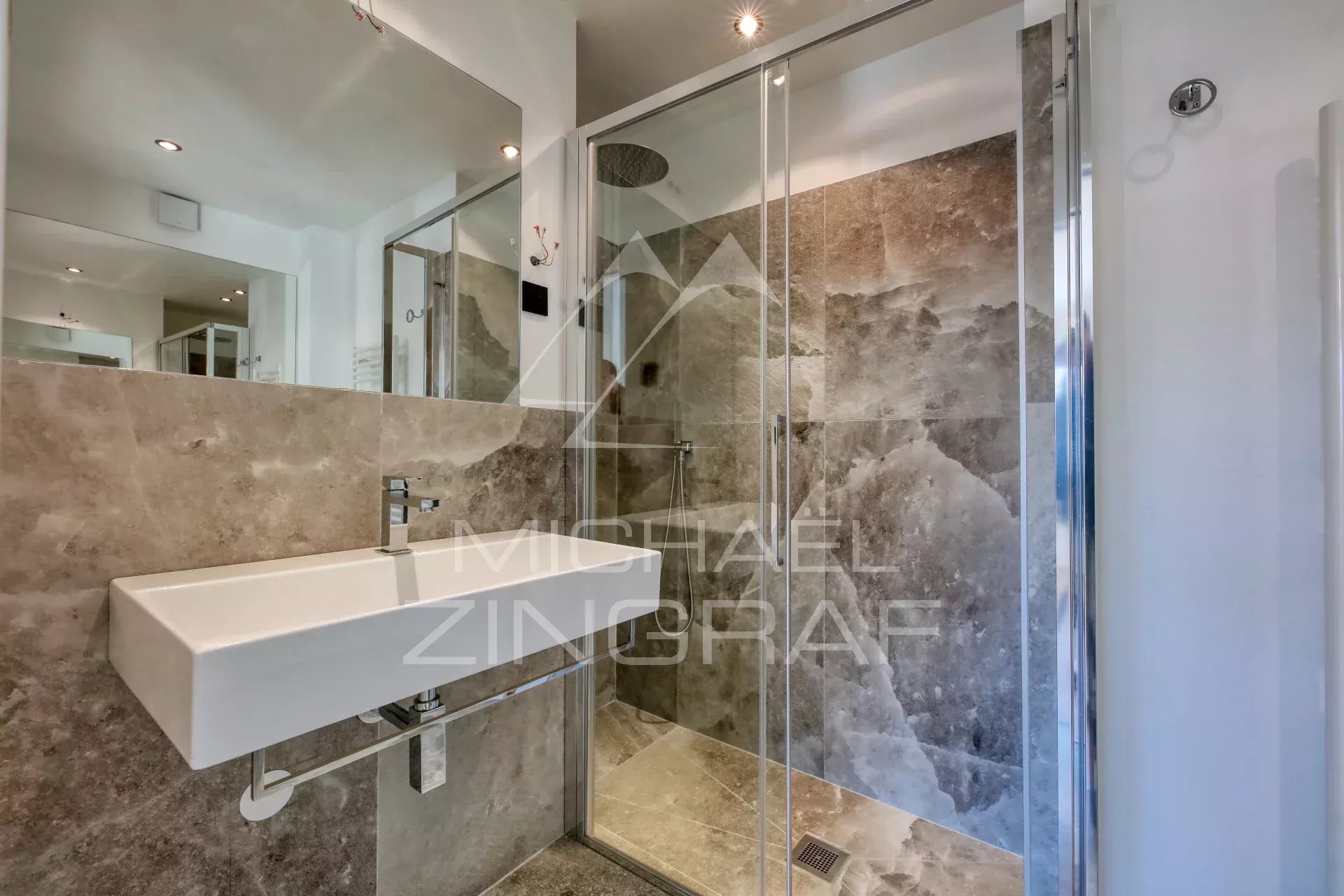 Renovierte Wohnung - Vier Schlafzimmer - Ruhig, Panoramablick & Aufzug