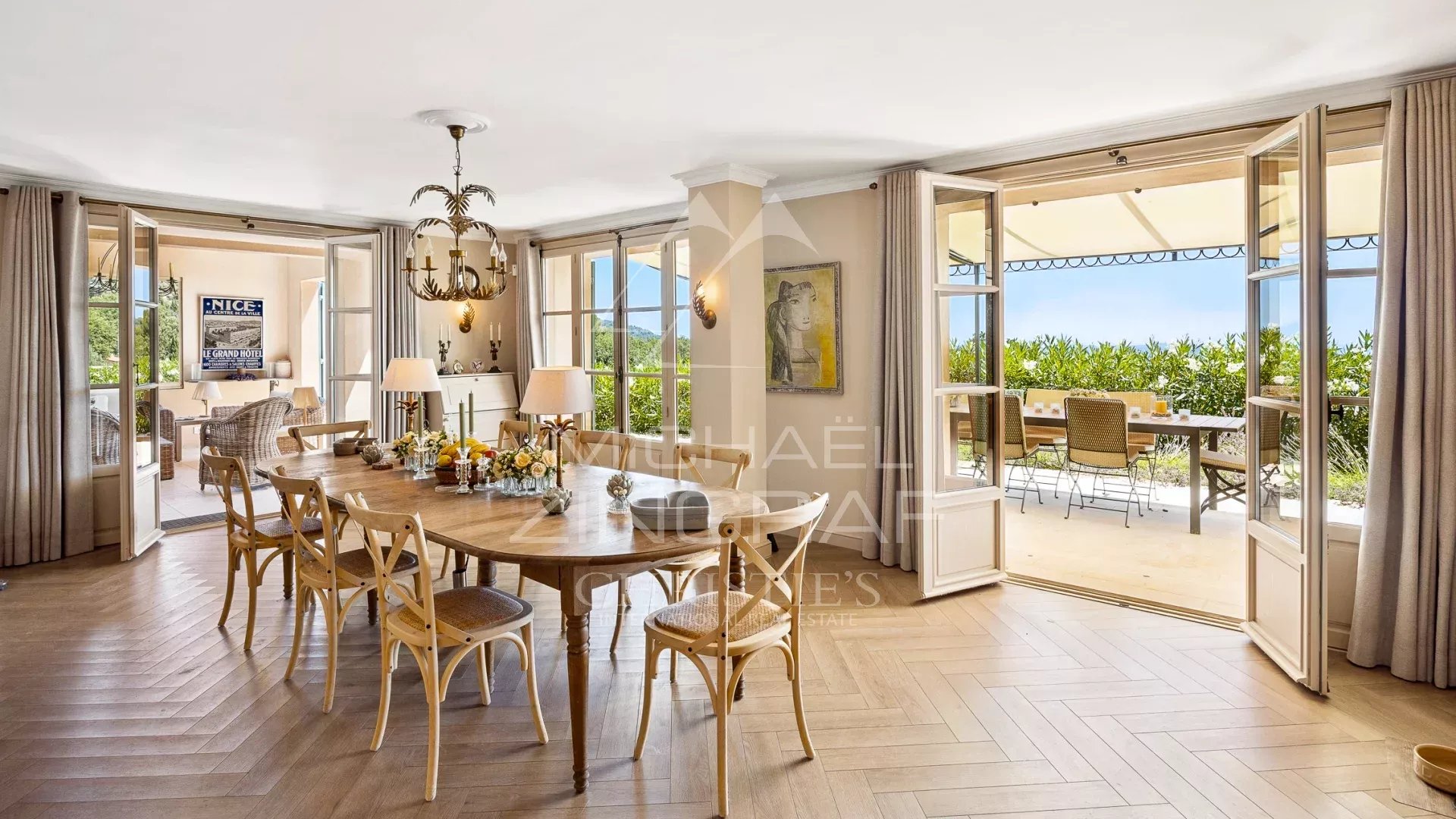 Villa familiale avec vue panoramique dans un domaine résidentiel