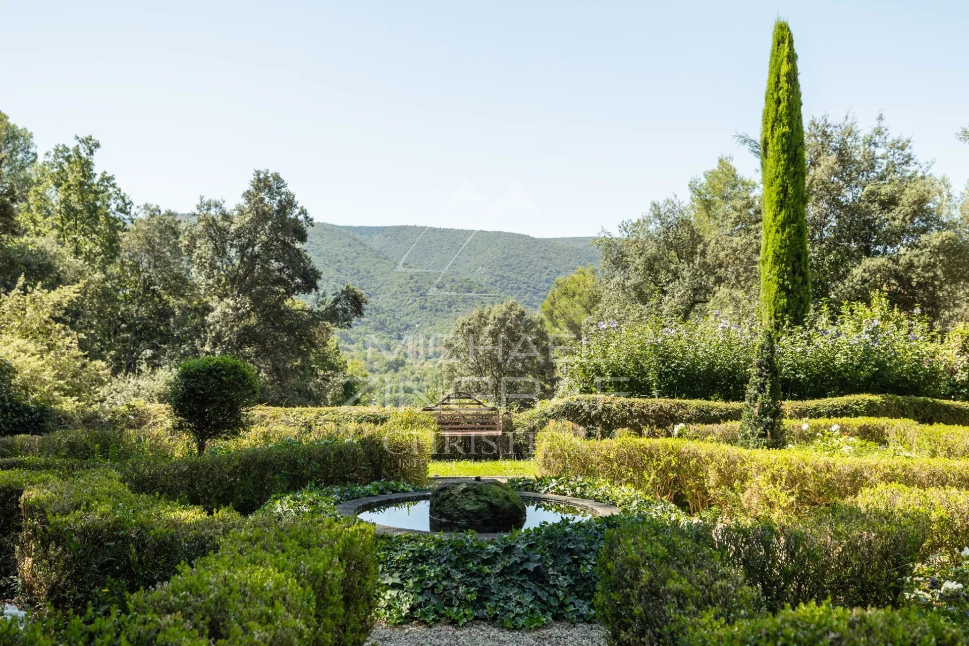 Exclusivité - Propriété troglodyte unique au cœur du Luberon