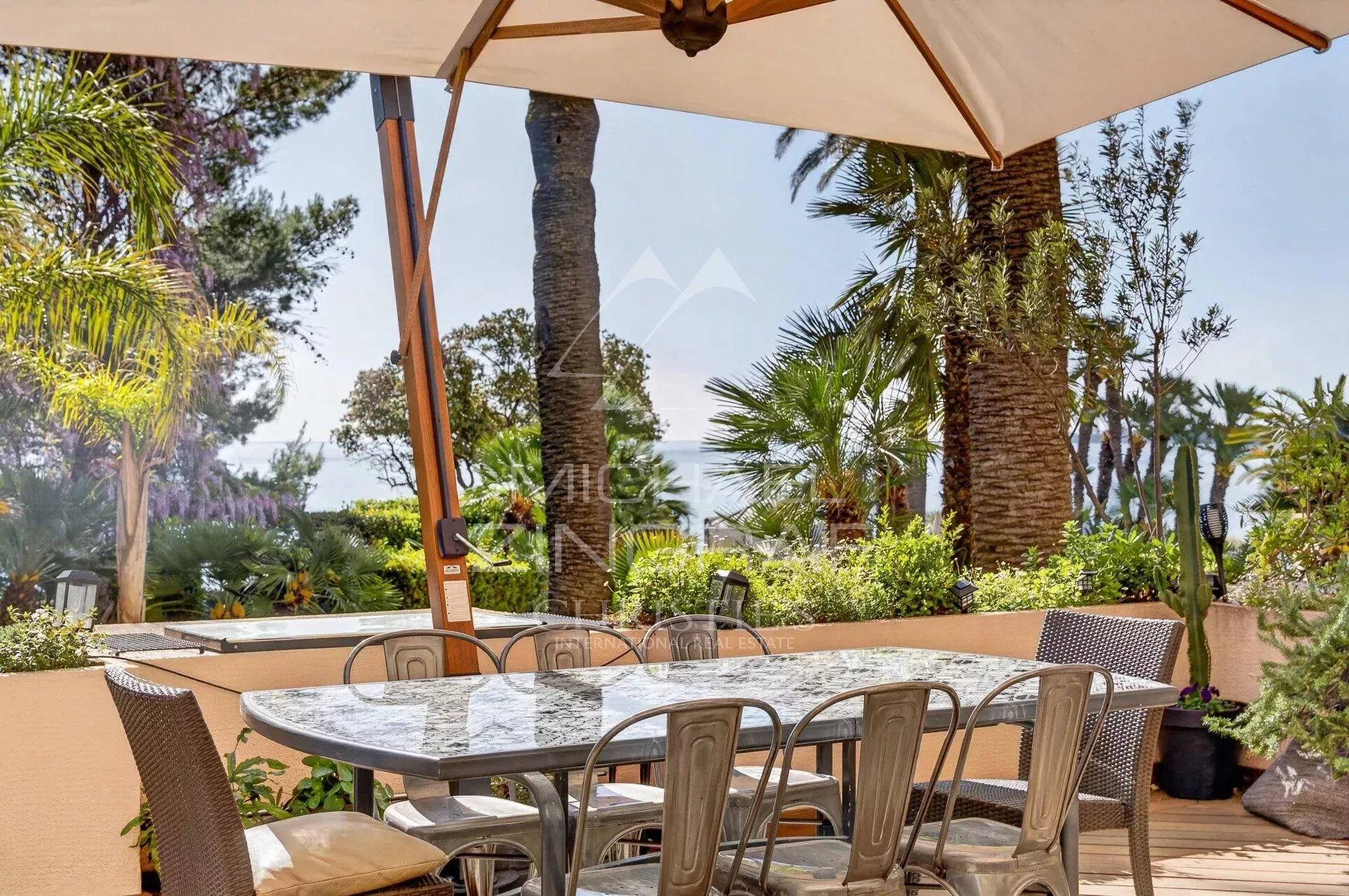 EXCLUSIVITE - Cannes – Pied-à-terre d'exception face à la mer, résidence de standing avec accès direct et piscine