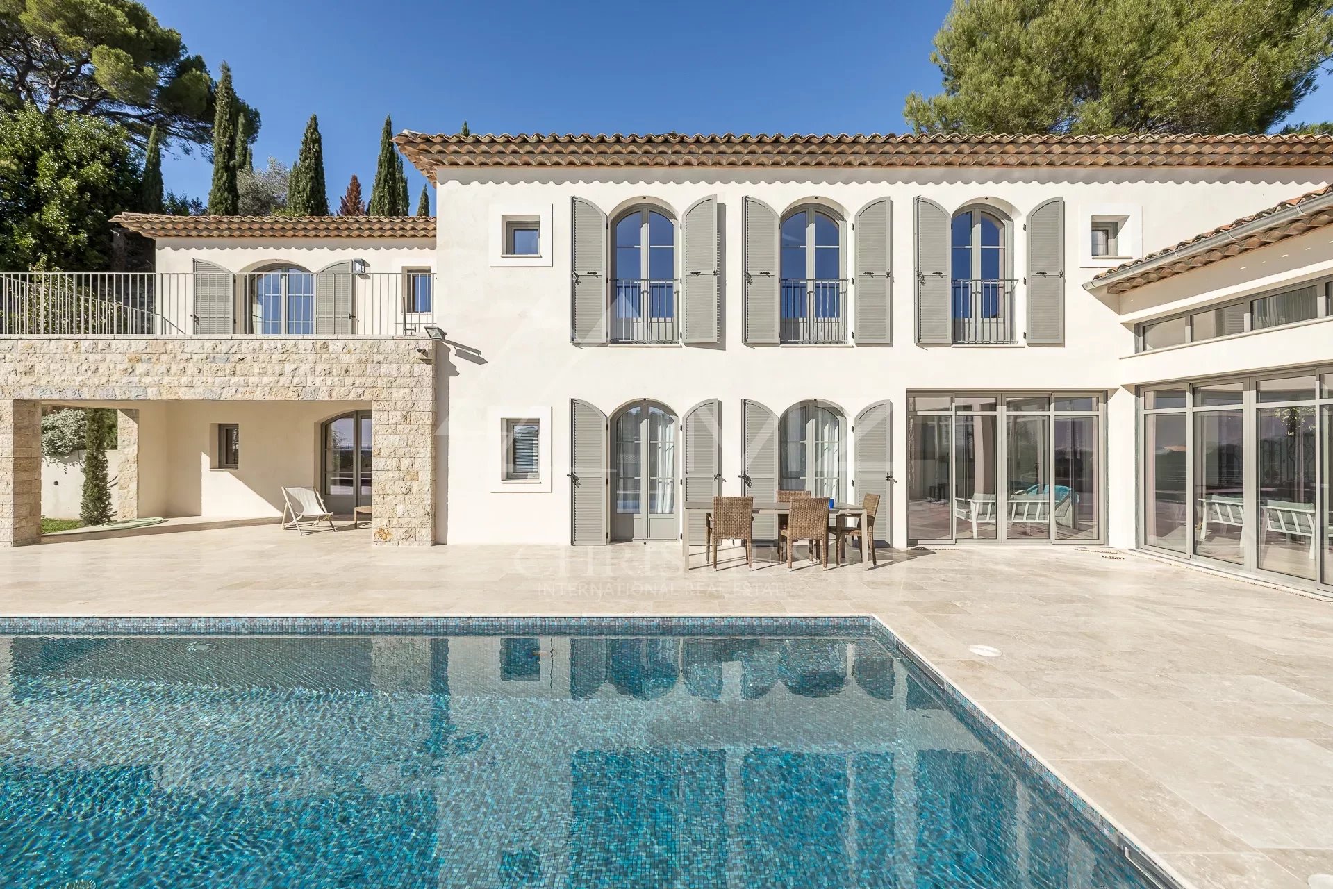 Mougins - Residential area, recent villa with open view on the hills and the sea
