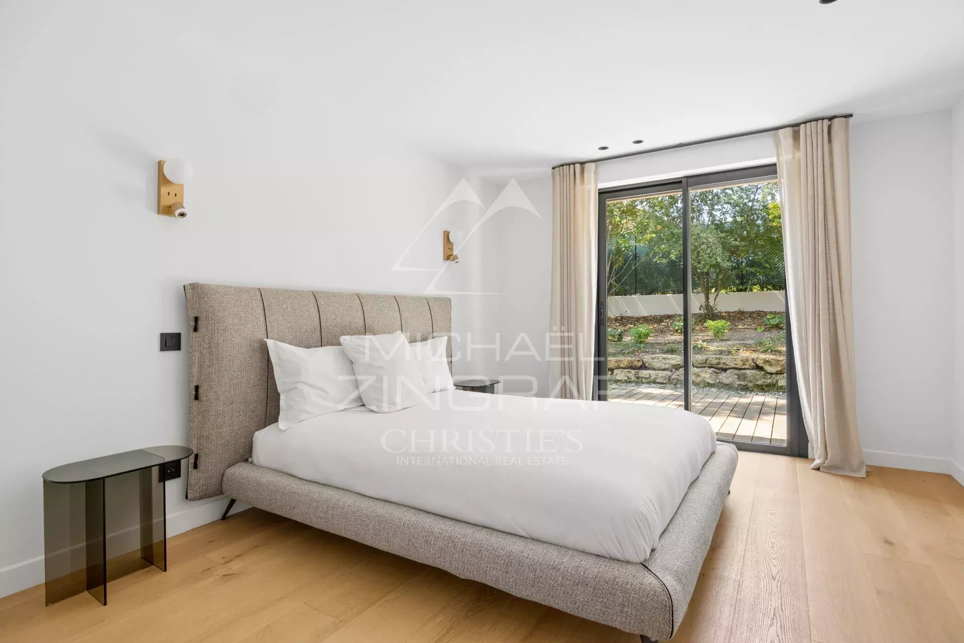 Mougins – Renovated family villa in a secluded estate