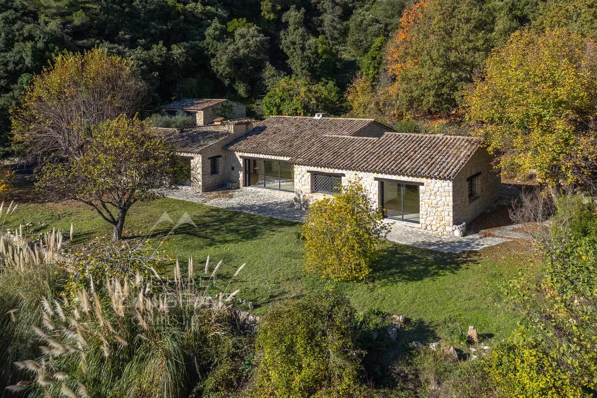 Villa Contemporaine Rénovée au Cœur de l’Arrière-Pays Cannois
