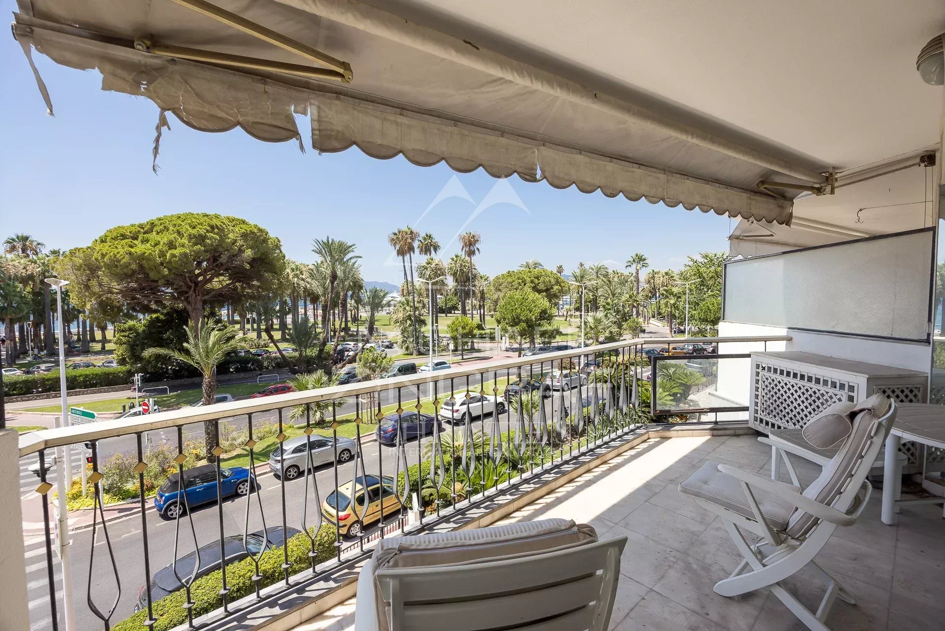 Cannes – Croisette – 2 pièces à rafraîchir avec terrasse face à la mer