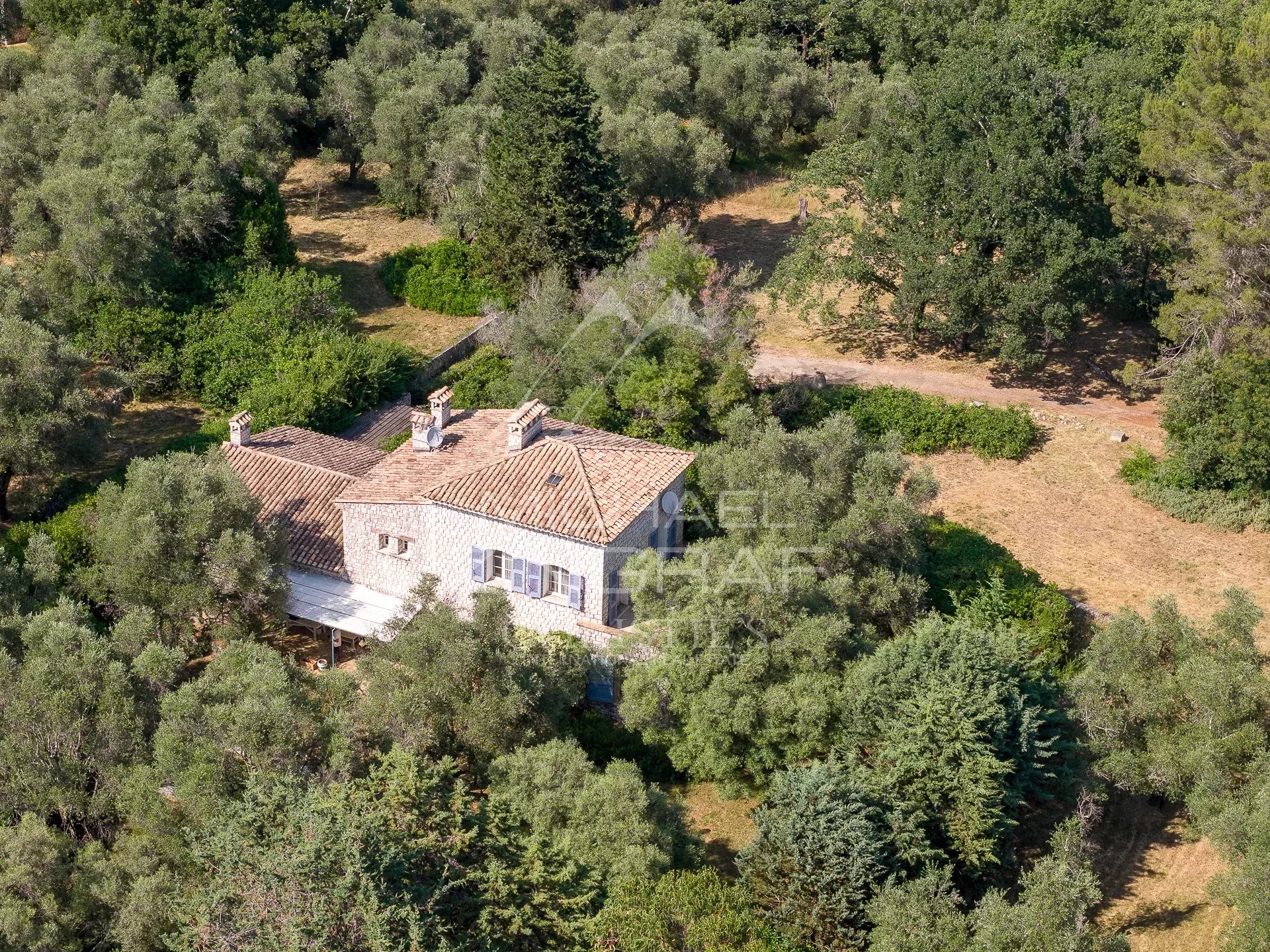 Close to Saint-Paul-de-Vence - Charming property in a green setting