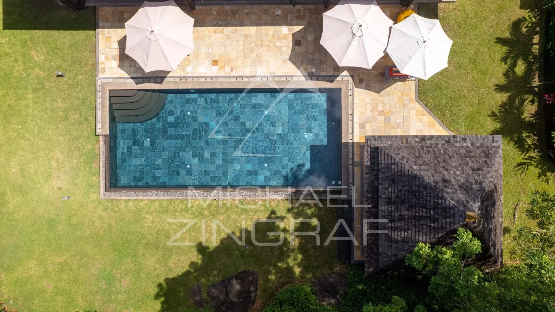 TAMARIN: Luxurious 3-bedroom villa on a Golf Estate