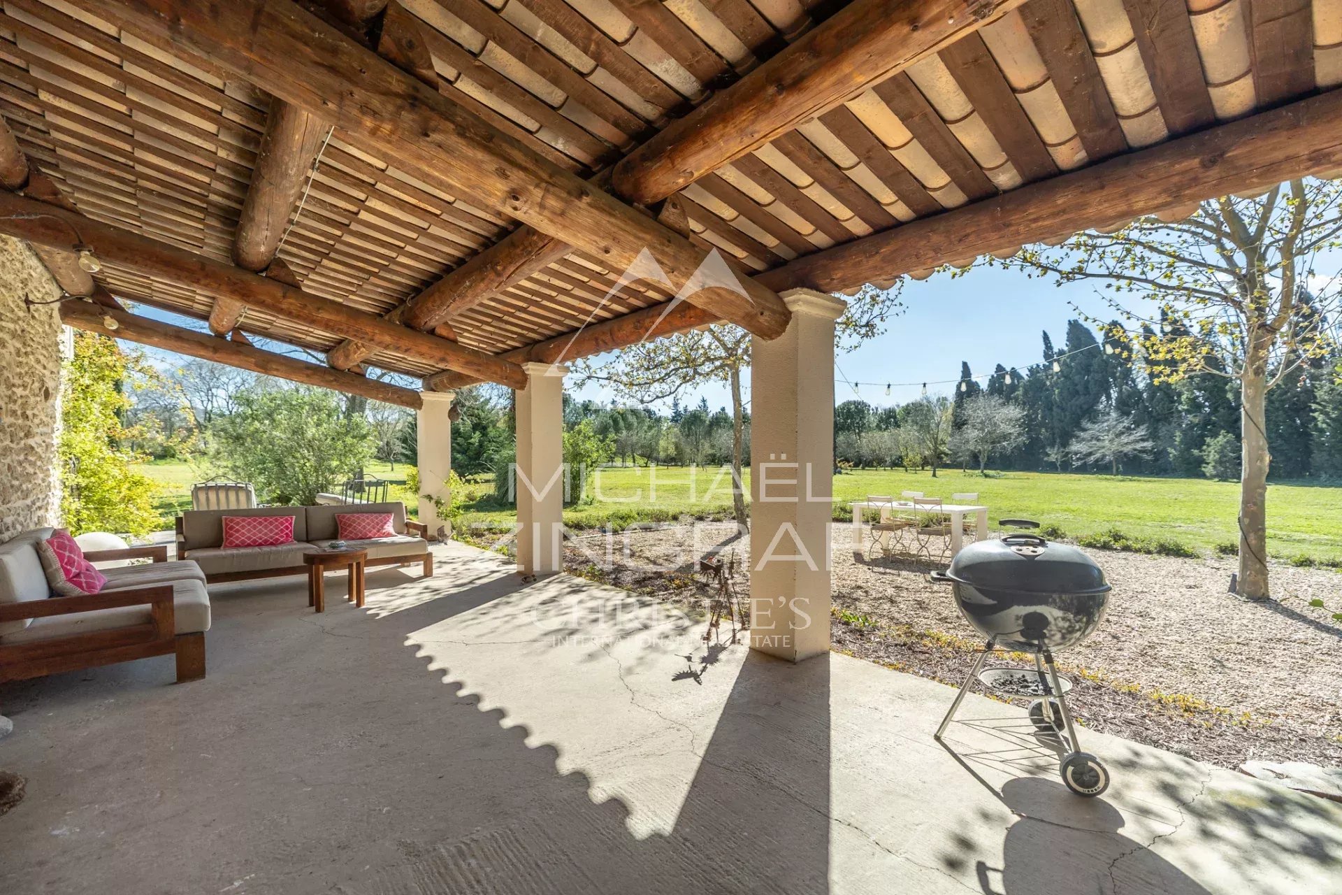 Mas provençal en pierre entouré d'oliviers