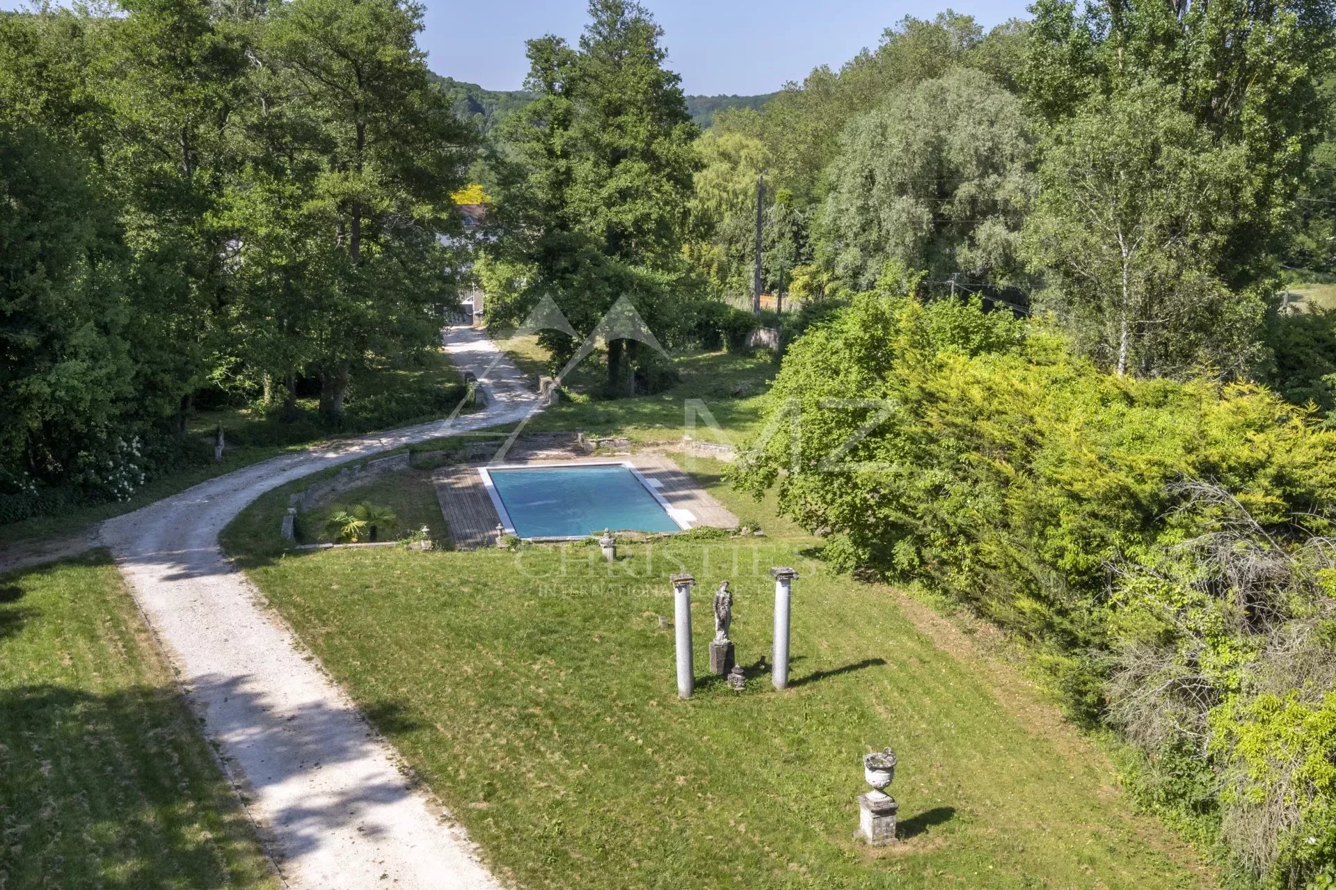 Exceptional manor house with pond, orchard and swimming pool in Chevreuse
