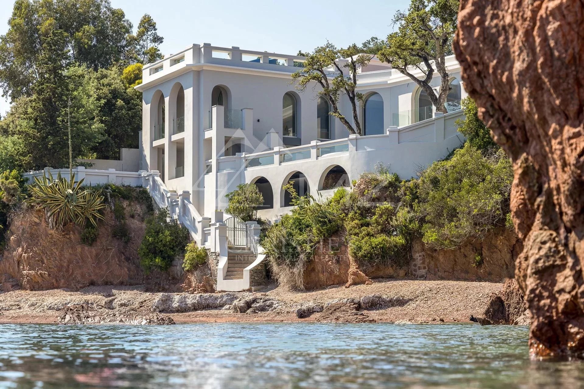 Nahe Cannes - Villa mit den Füßen im Wasser