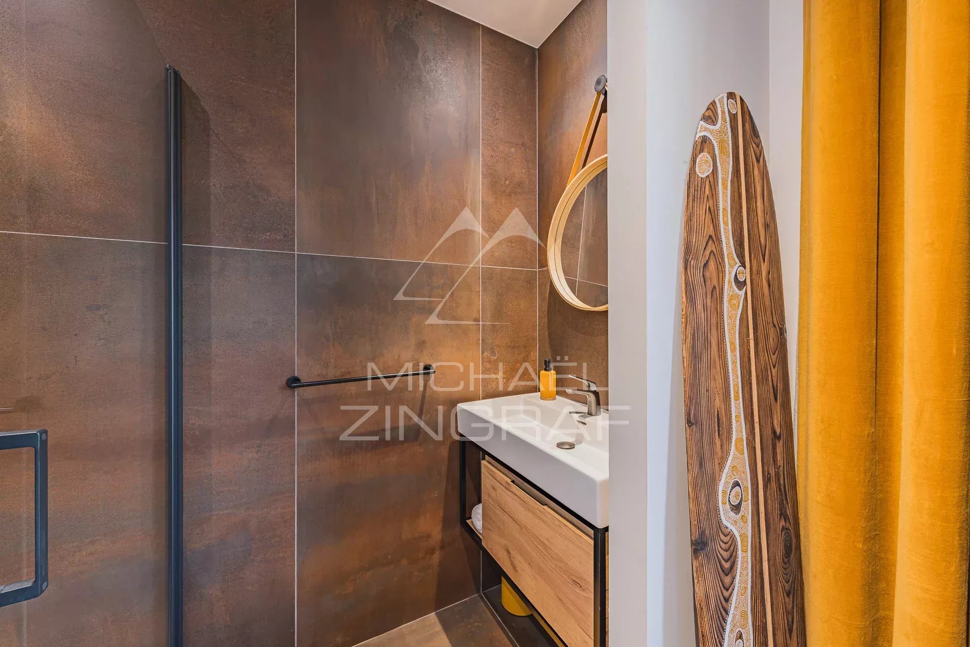 Grande maison contemporaine dans quartier calme