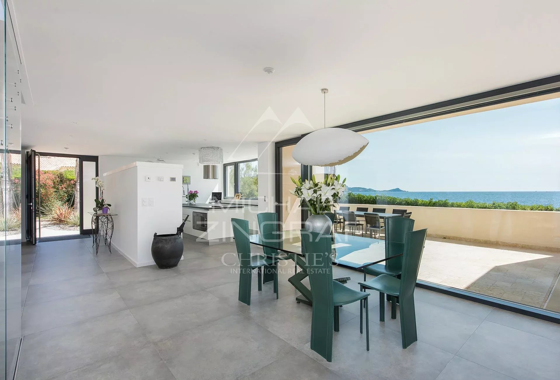 Nahe Cannes - Moderne Villa mit den Füßen im Wasser