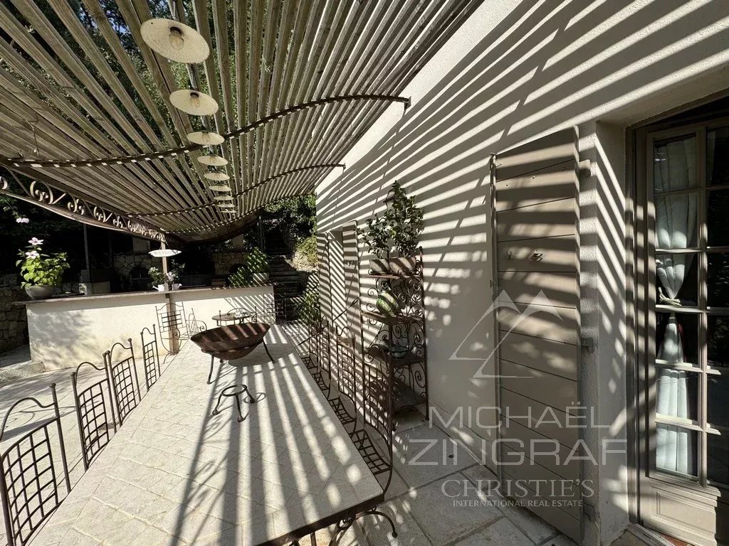 VCharming villa in a green setting with panoramic views