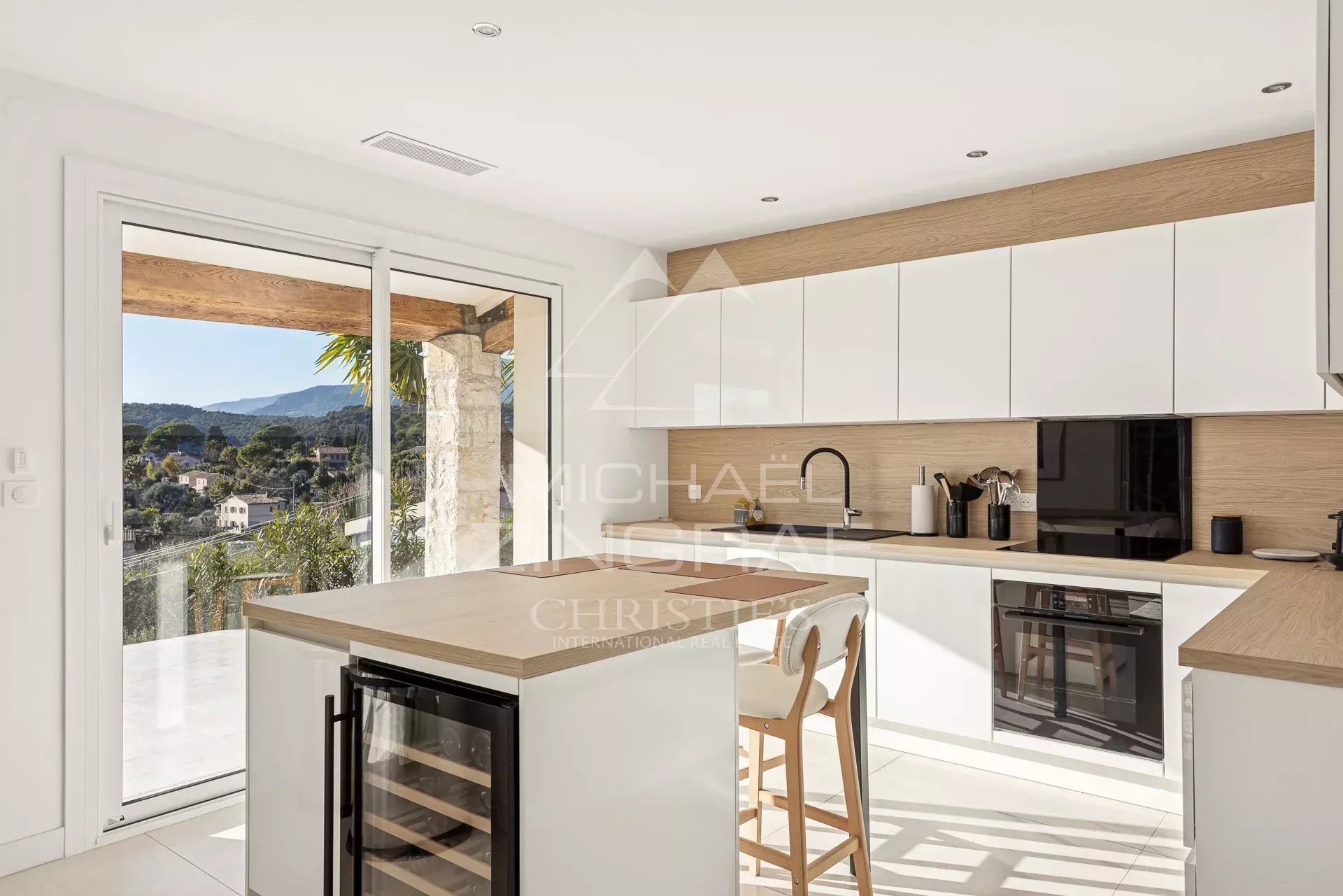 Zeitgenössisches ebenerdiges provenzalisches Anwesen mit Panoramablick