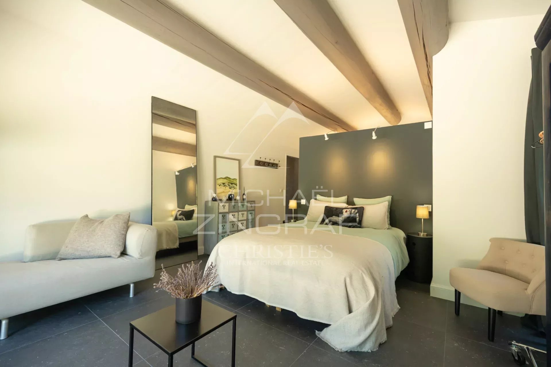 Entre tradition et contemporain, superbe maison en pierre de plain-pied avec piscine et vue sur le Luberon. Vendue entièrement meublée.