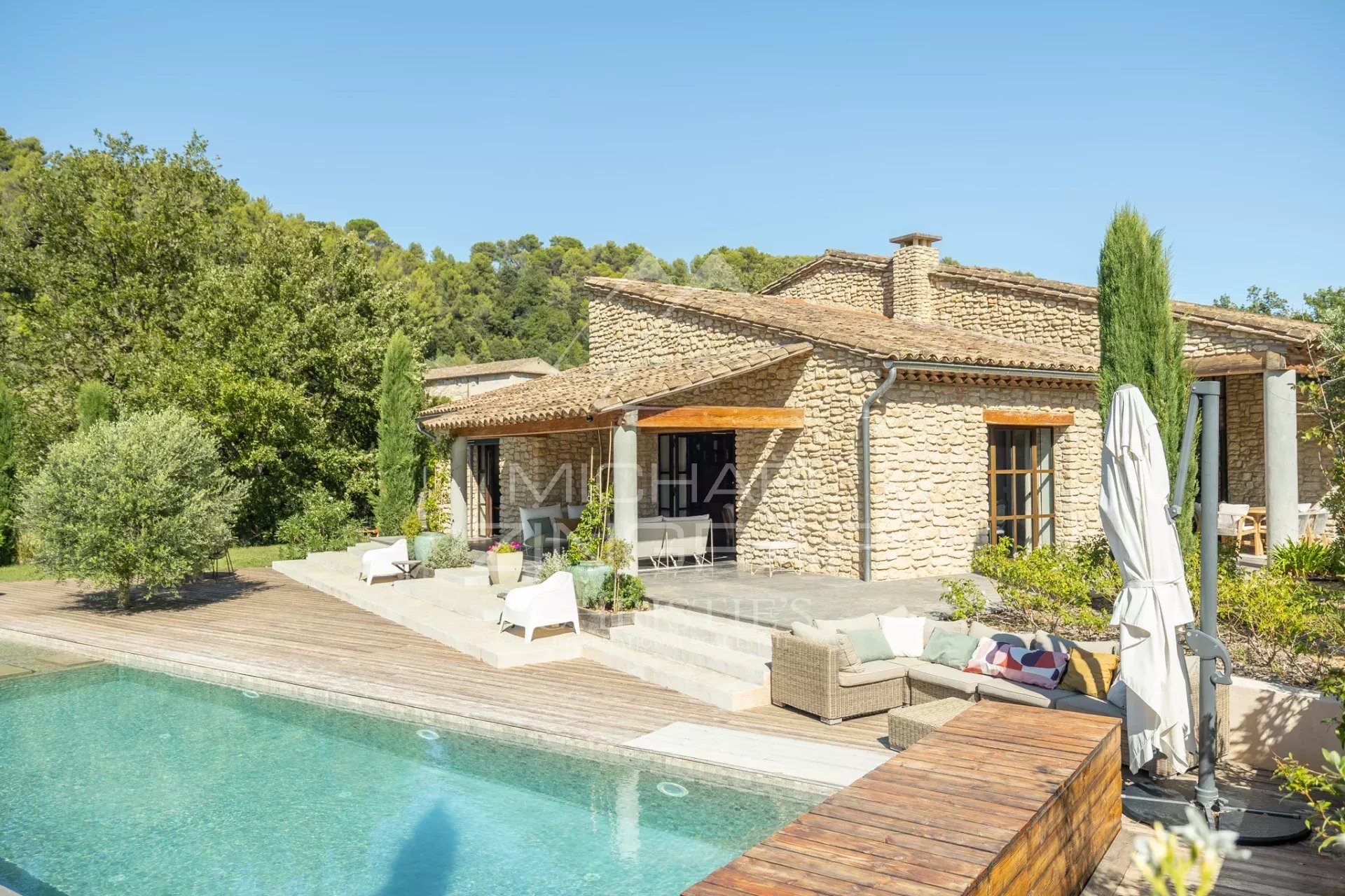 Entre tradition et contemporain, superbe maison en pierre de plain-pied avec piscine et vue sur le Luberon. Vendue entièrement meublée.
