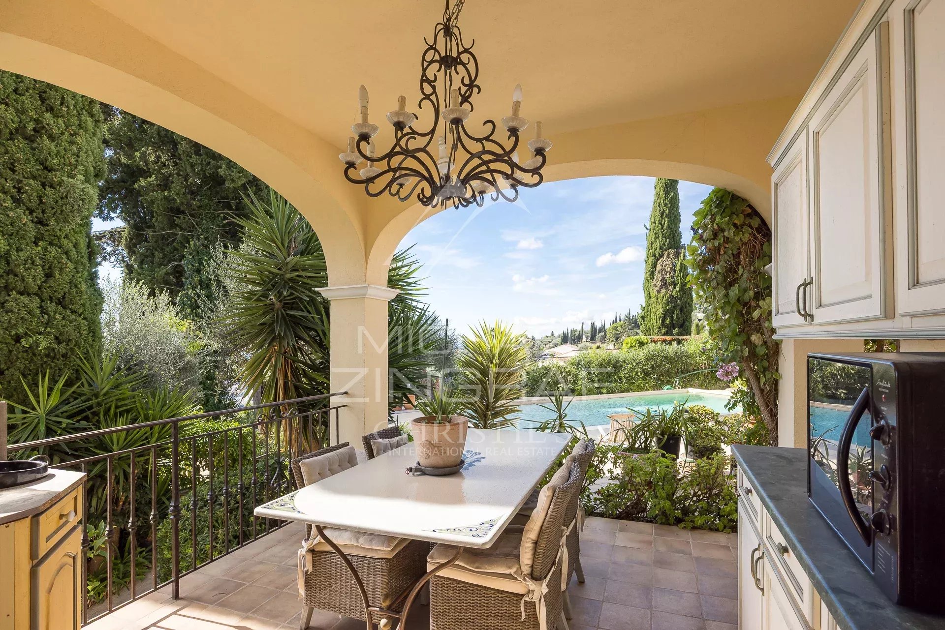 NICE GAIRAUT – PROPRIETE AVEC PISCINE BENEFICIANT D’UNE VUE MER PANORAMIQUE